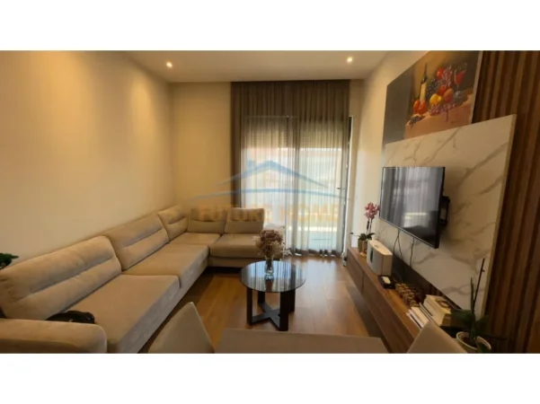 Tirane, jepet me qera apartament 1+1 Kati 8, 75 m² 800 € (DELIJORGJI)