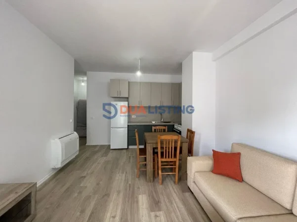 Tirane, jepet me qera apartament 2+1 , 450 € (Univers City)