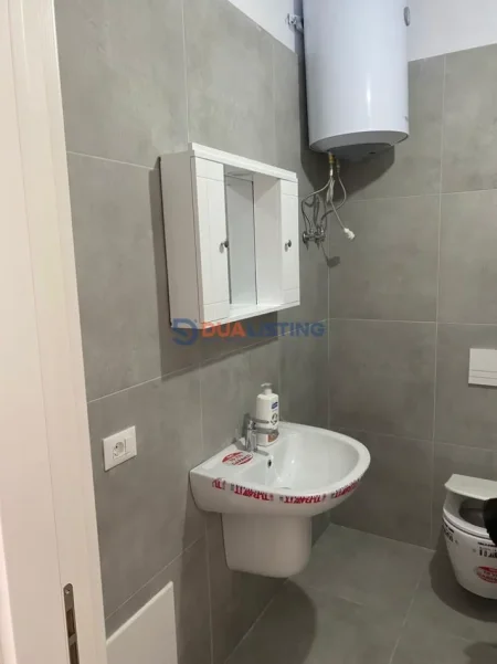 Tirane, jepet me qera apartament 2+1 , 450 € (Univers City)