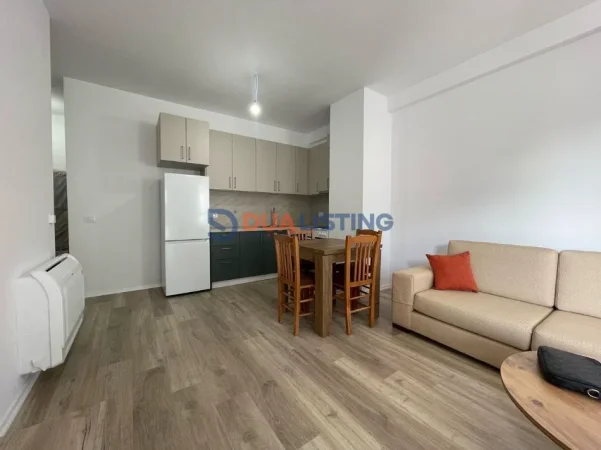 Tirane, jepet me qera apartament 2+1 , 450 € (Univers City)