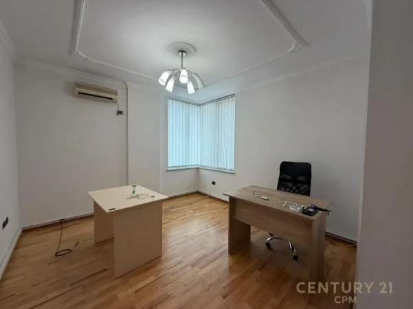 Tirane, jepet me qera ambjent biznesi Kati 5, 118 m² 950 € (Parlamenti)