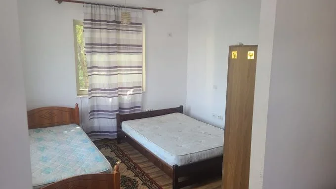 Tirane, jepet me qera apartament 1+1+Aneks+Ballkon Kati 2, 55 m² 260 € (rruga ali demi , ish tregu elektrik)