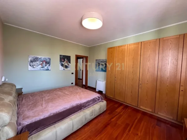 Tirane, jepet me qera apartament 3+1+Aneks+Ballkon Kati 4, 165 m² 1.500 € 