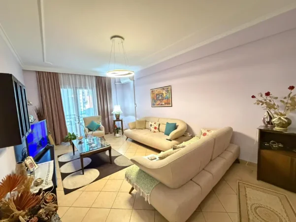 Tirane, jepet me qera apartament 2+1 , 106 m² 700 €