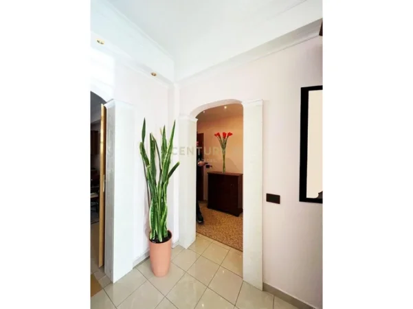 Tirane, jepet me qera apartament 2+1+Aneks+Ballkon Kati 6, 116 m² 1.200 € 
