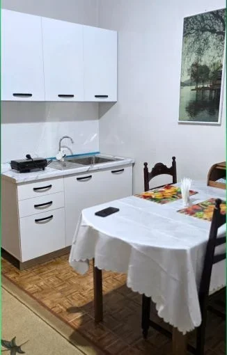 Tirane, jepet me qera apartament 2+1+Aneks+Ballkon Kati 4, 80 m² 500 € (rruga e barrikadave)