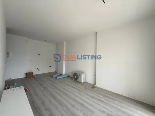 Tirane, jepet me qera apartament 1+1 , 500 € (Laprake)