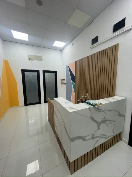 Tirane, jepet me qera zyre Kati 1, 240 m² 2.500 € (RRUGA E DIBRES)