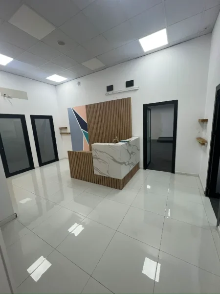 Tirane, jepet me qera zyre Kati 1, 240 m² 2.500 € (RRUGA E DIBRES)