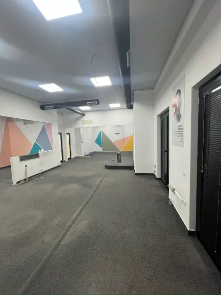 Tirane, jepet me qera zyre Kati 1, 240 m² 2.500 € (RRUGA E DIBRES)