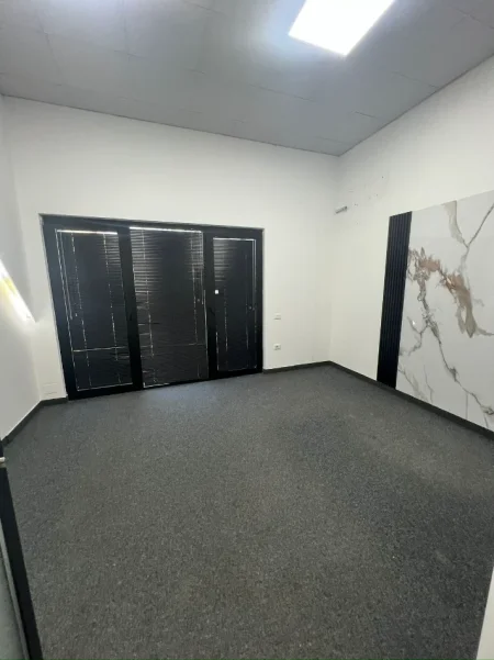 Tirane, jepet me qera zyre Kati 1, 240 m² 2.500 € (RRUGA E DIBRES)