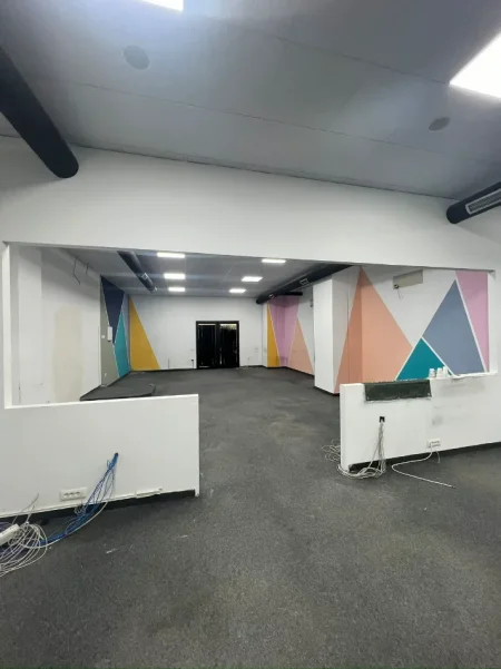 Tirane, jepet me qera zyre Kati 1, 240 m² 2.500 € (RRUGA E DIBRES)