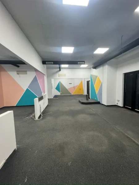 Tirane, jepet me qera zyre Kati 1, 240 m² 2.500 € (RRUGA E DIBRES)