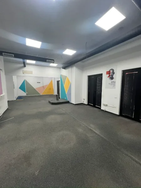 Tirane, jepet me qera zyre Kati 1, 240 m² 2.500 € (RRUGA E DIBRES)