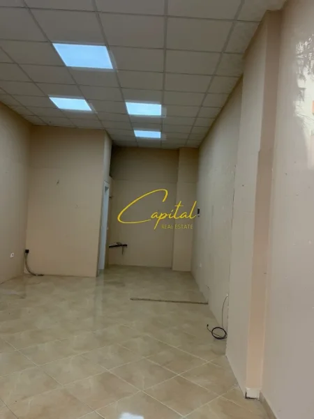 Tirane, jepet me qera dyqan Kati 0, 40 m² 300 € (ASTIR)