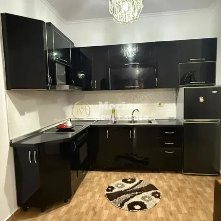 Tirane, jepet me qera apartament 1+1 Kati 7, 70 m² 350 € (Yzberisht)