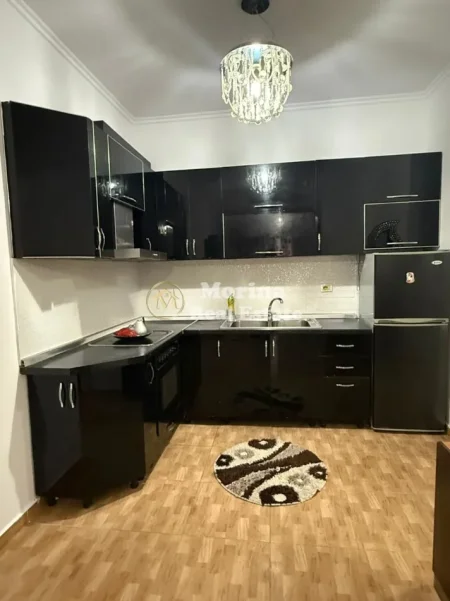 Tirane, jepet me qera apartament 1+1 Kati 7, 70 m² 350 € (Yzberisht)