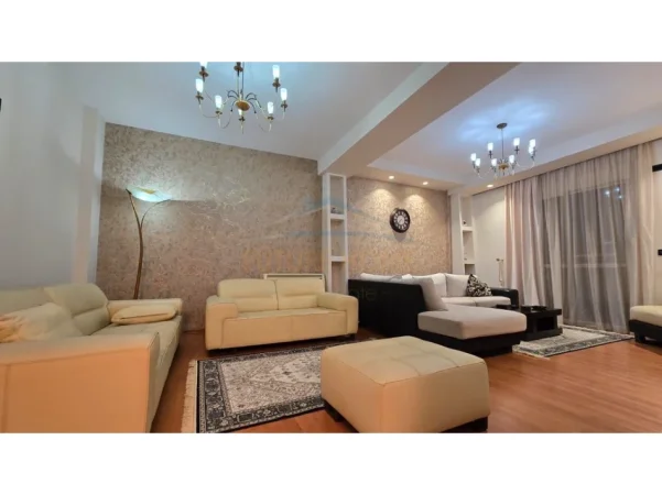 Fier, shitet apartament 3+1 Kati 8, 186 m² 196.000 € (Lagjia 29 Nentori, Fier.)