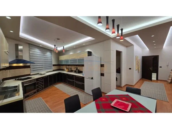 Fier, shitet apartament 3+1 Kati 8, 186 m² 196.000 € (Lagjia 29 Nentori, Fier.)