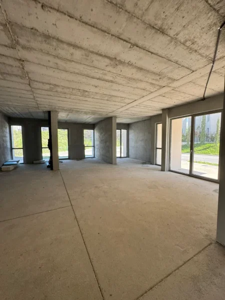 Tirane, jepet me qera dyqan Kati 0, 345 m² 5.200 € (LIQENI I THATE)