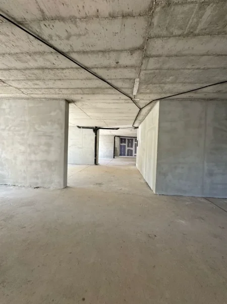 Tirane, jepet me qera dyqan Kati 0, 345 m² 5.200 € (LIQENI I THATE)