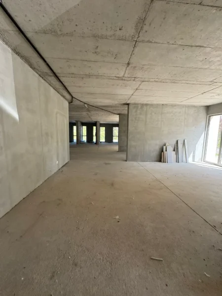 Tirane, jepet me qera dyqan Kati 0, 345 m² 5.200 € (LIQENI I THATE)