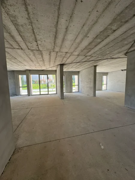 Tirane, jepet me qera dyqan Kati 0, 345 m² 5.200 € (LIQENI I THATE)