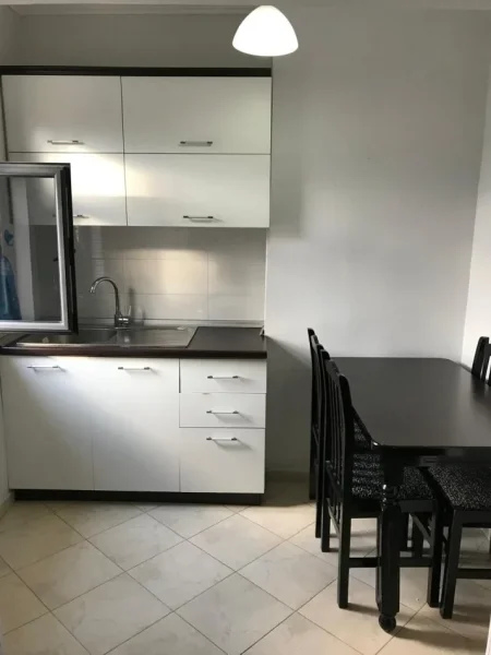 Jepet me qera apartament 1+1+Ballkon+1 dhome gatimi ne Laprake 40,000 Leke/Muaj (KOMISIONI 0)