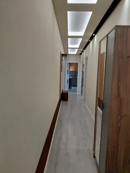 Tirane, jepet me qera apartament 2+1+Ballkon Kati 7, 95 m² 750 € (Ali Demi/Rr.Pasho Hysa)