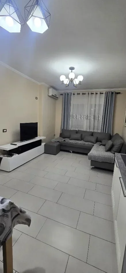 Tirane, jepet me qera apartament 2+1+Ballkon Kati 5, 95 m² 550 € (ASTIR)