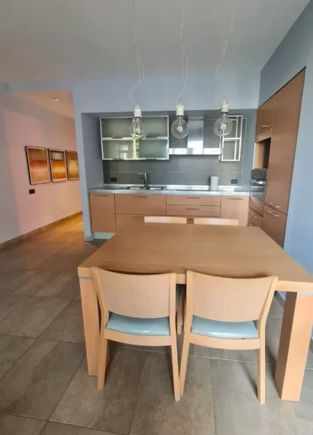 Shqiperi, jepet me qera apartament 1+1 Kati 7, 70 m² 700 € (bllok)