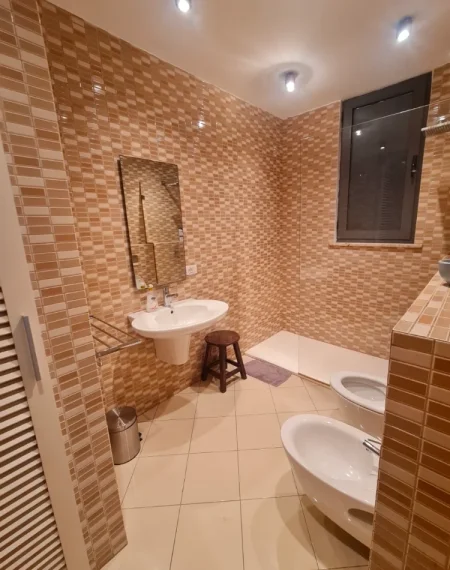 Shqiperi, jepet me qera apartament 1+1 Kati 7, 70 m² 700 € (bllok)