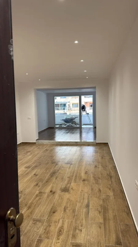 Tirane, jepet me qera zyre Kati 1, 750 € (jordan misja) Stacioni i Trenit