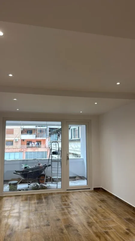 Tirane, jepet me qera zyre Kati 1, 750 € (jordan misja) Stacioni i Trenit
