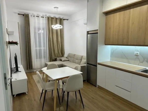 Tirane, jepet me qera apartament 1+1+Ballkon Kati 3, 50 m² 420 € (ALI DEMI)