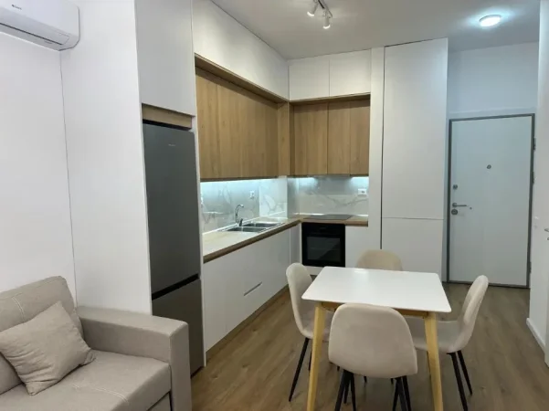 Tirane, jepet me qera apartament 1+1+Ballkon Kati 3, 50 m² 420 € (ALI DEMI)