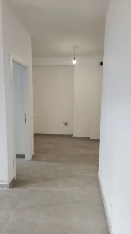 Tirane, jepet me qera ambjent biznesi Kati 2, 97 m² 1.300 € (Rruga Myslym Shyri)