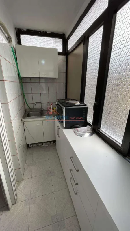 Tirane, jepet me qera apartament 1+1+Ballkon Kati 3, 70 m² 550 € (Rruga e Elbasanit)