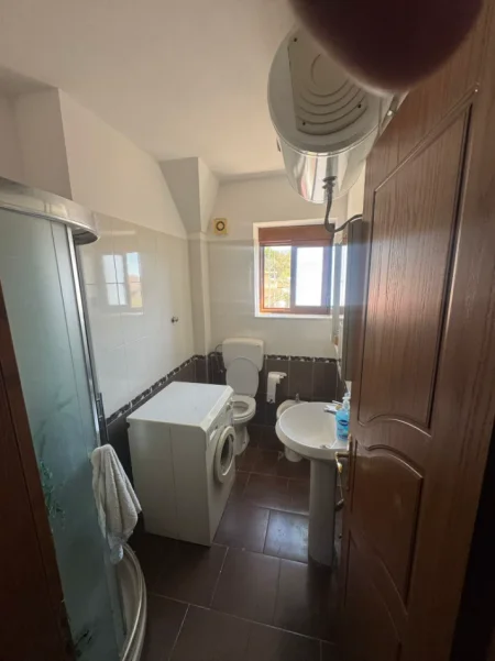 Kavaje, shitet apartament 2+1 me Ballkon, Kati 3, 73 m² (Lagja Sharrë n.4, Rruga e stacionit të trenit)