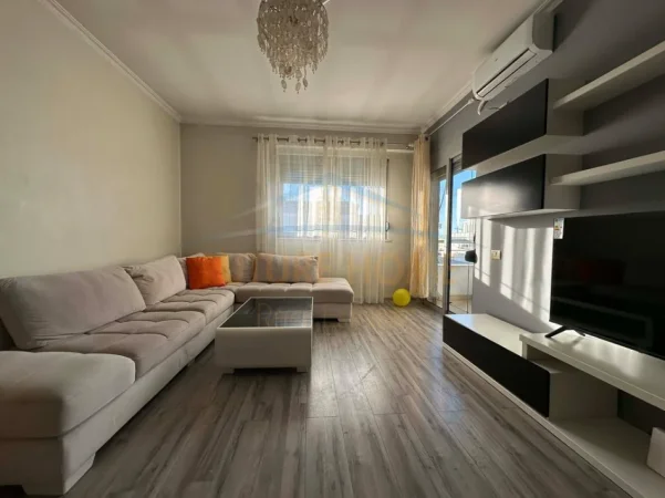 Tirane, jepet me qera apartament 1+1 Kati 8, 67 m² 420 € (UNAZA E RE)