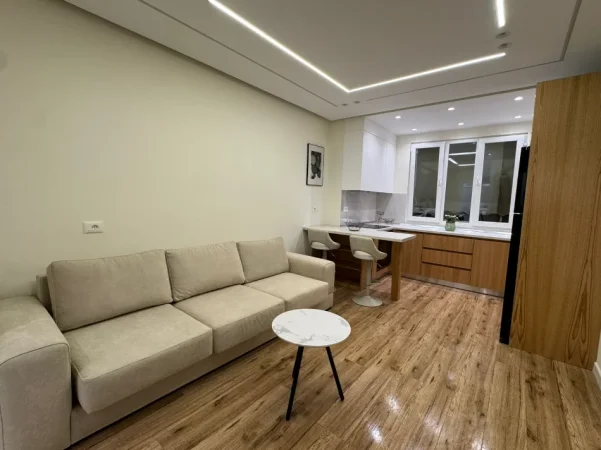 Tirane, jepet me qera apartament 1+1+Ballkon Kati 3, 63 m² 600 € (Laprakë)