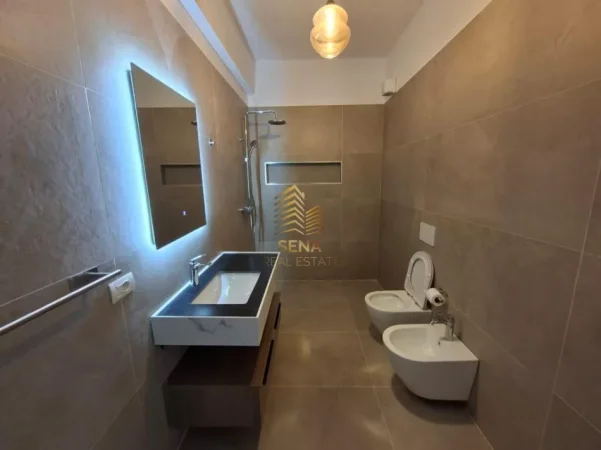 Tirane, jepet me qera apartament 1+1+Ballkon Kati 2, 85 m² 600 € (Brryli)