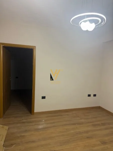 Tirane, jepet me qera zyre Kati 2, 60 m² 520 € (ALI DEM)