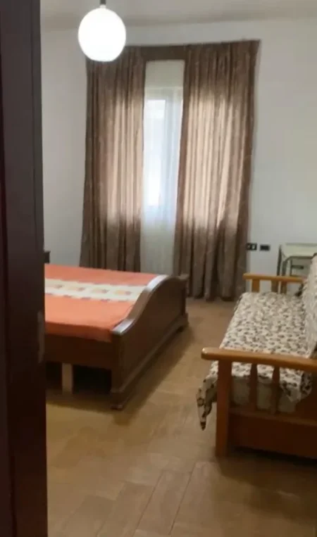 Tirane, jepet me qera garsoniere 1+1 Kati 2, 35 m² 300 mije leke