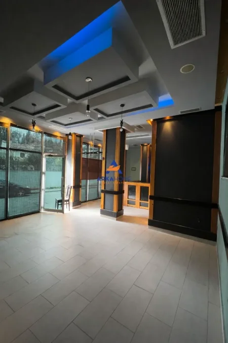 Tirane, jepet me qera ambjent biznesi Kati 0, 50 m² 472 € 