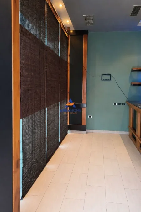 Tirane, jepet me qera ambjent biznesi Kati 0, 50 m² 472 € 