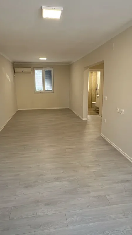 Tirane, jepet me qera apartament 1+1+Aneks Kati 1, 70 m² 800 € (rruga e kavajes , 21 dhjetori)
