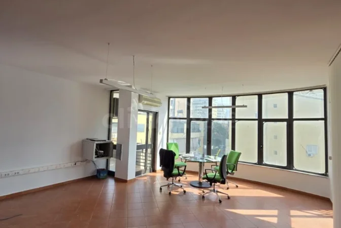 Tirane, jepet me qera 2+1 Bllok , 800 €( i diskutieshem)