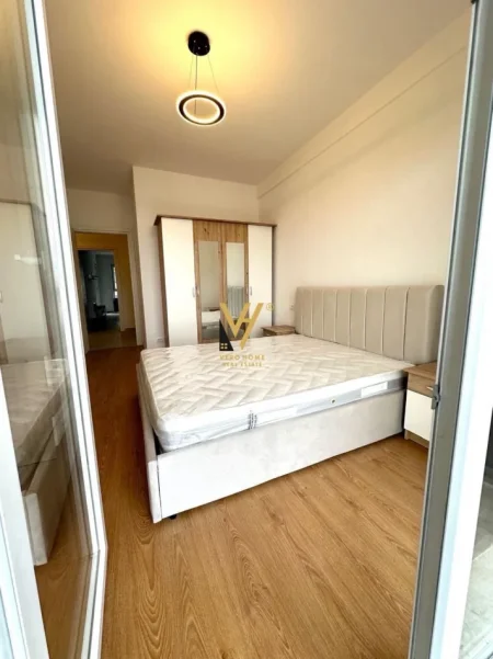 Tirane, jepet me qera apartament 1+1+Ballkon Kati 4, 98 m² 520 € (UNIVERS CITY)