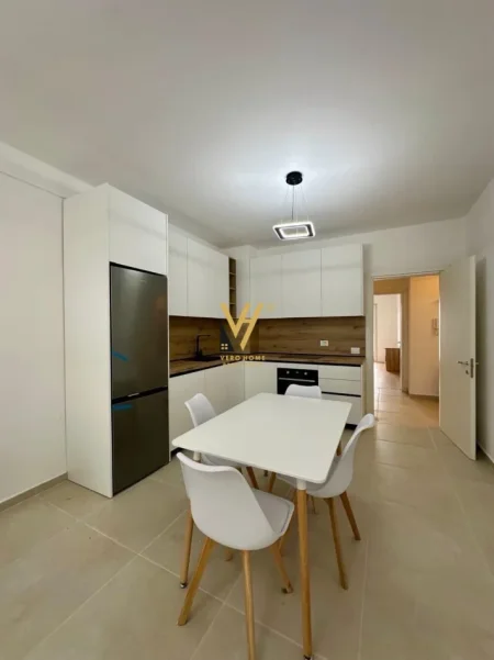 Tirane, jepet me qera apartament 1+1+Ballkon Kati 4, 98 m² 520 € (UNIVERS CITY)